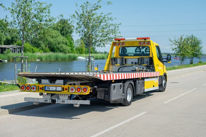 Dāvida Darbnīca’s tow truck on the road